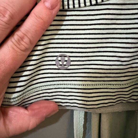 Lululemon No Limits Tank Top Built In Bra black Sky Blue Stripe Black Size 8 - Picture 5 of 6